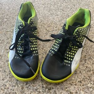 SZ 4 Child - Indoor Puma soccer shoes (unisex)